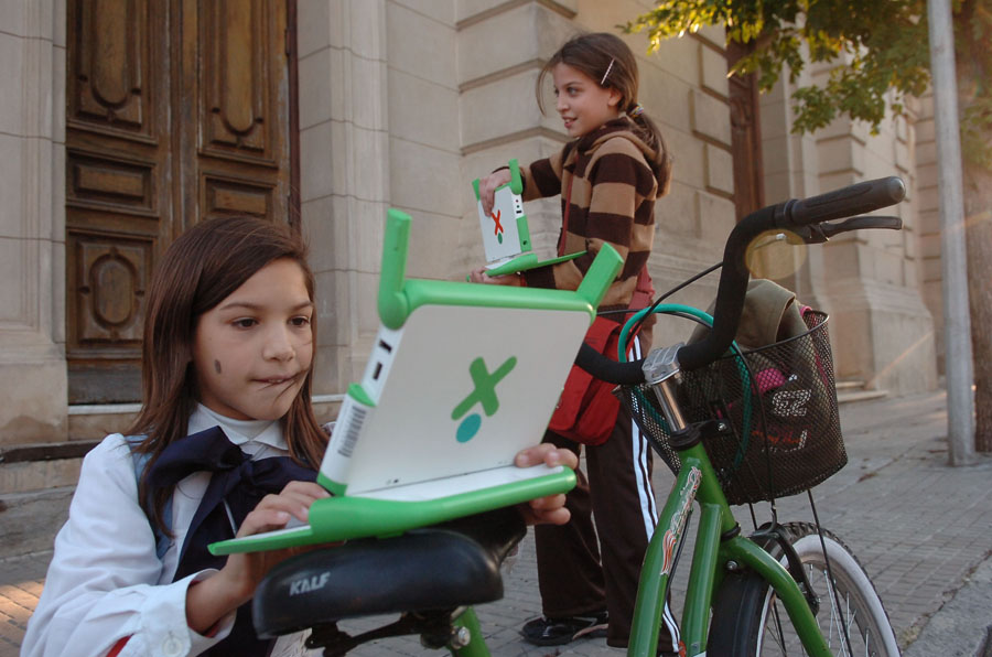 El eterno femenino de una imaginativa pintora