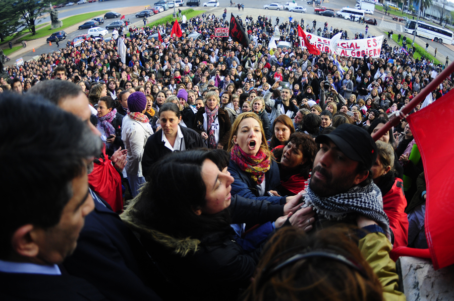 El gremio de maestros en una manifestación frente al Palacio Legislativo. Foto: M. Bonjour