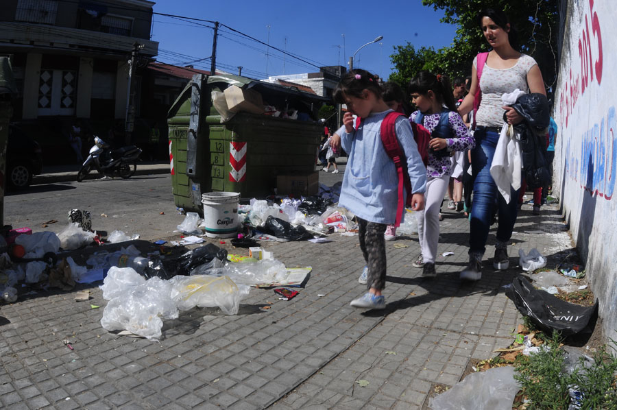 Desde hace días los niños abandonan la escuela atravesando un enorme basural. Foto: F. Ponzetto