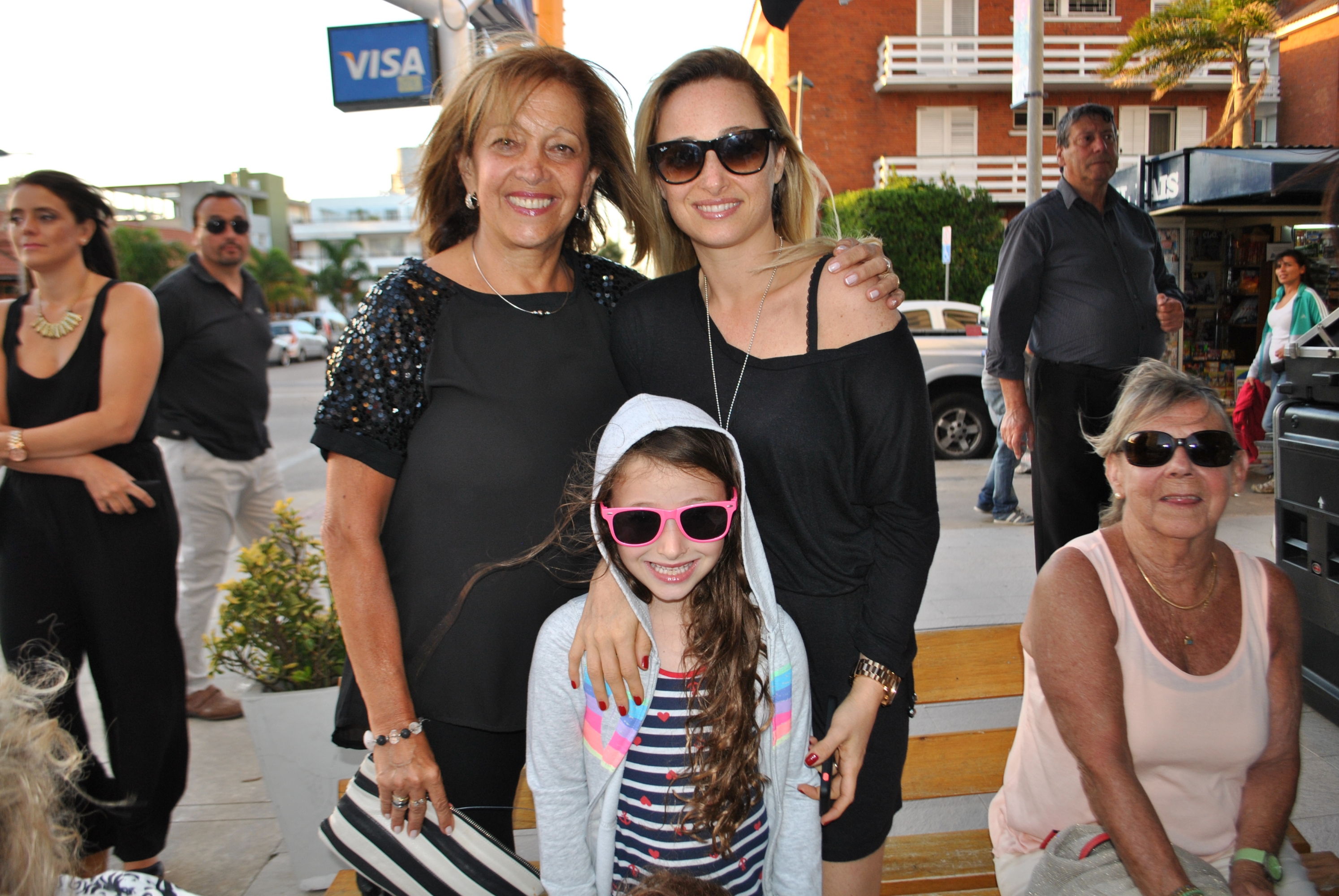 Liliana Bigio, Isabella y Florencia Dessel.