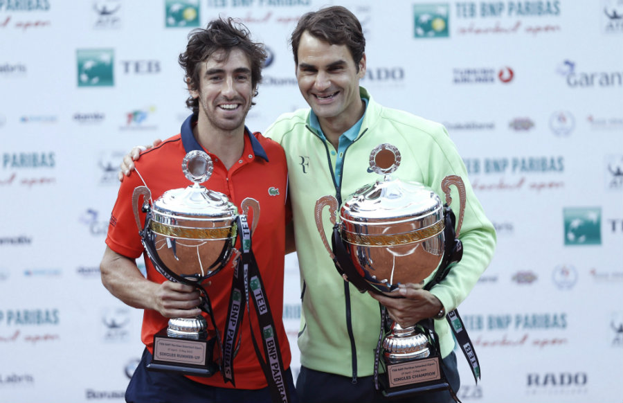 Pablo Cuevas y Roger Federer. Foto: EFE