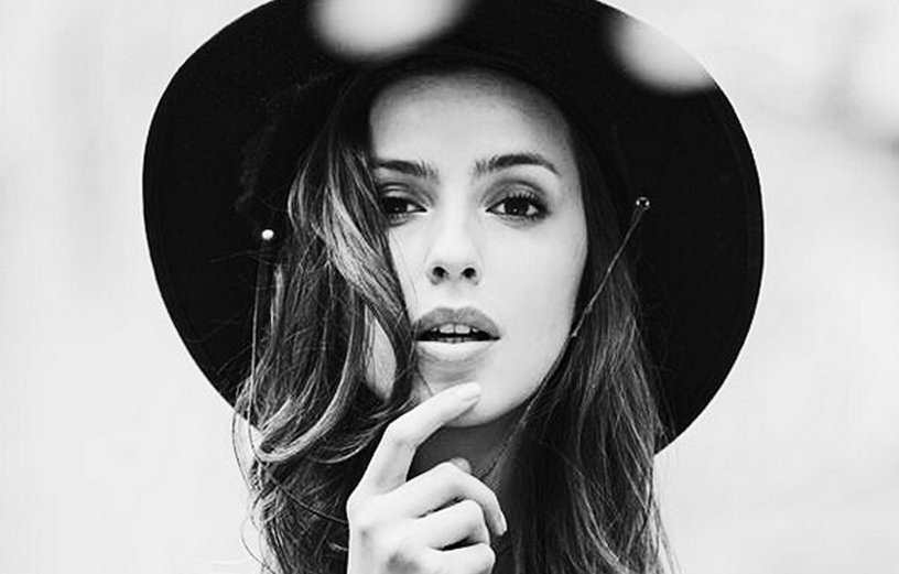 El eterno femenino de una imaginativa pintora