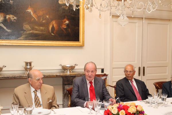 El rey Juan Carlos junto a expresidentes uruguayos.  Foto: @CasaReal