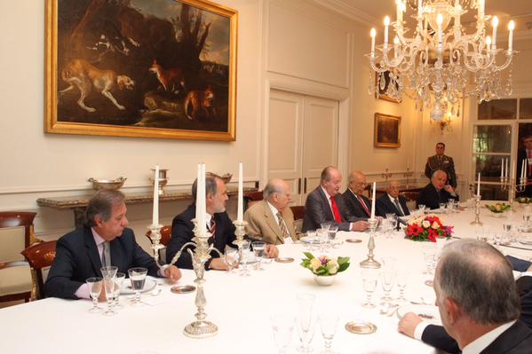 El rey Juan Carlos junto a expresidentes uruguayos.  Foto: @CasaReal