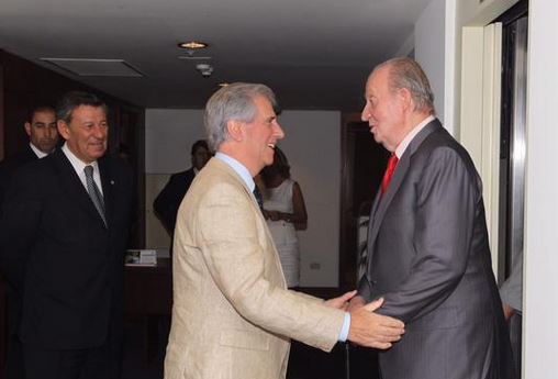El rey Juan Carlos con el futuro presidente Tabaré Vázquez. Foto: @CasaReal