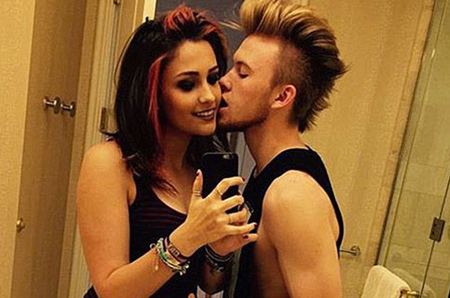 El eterno femenino de una imaginativa pintora