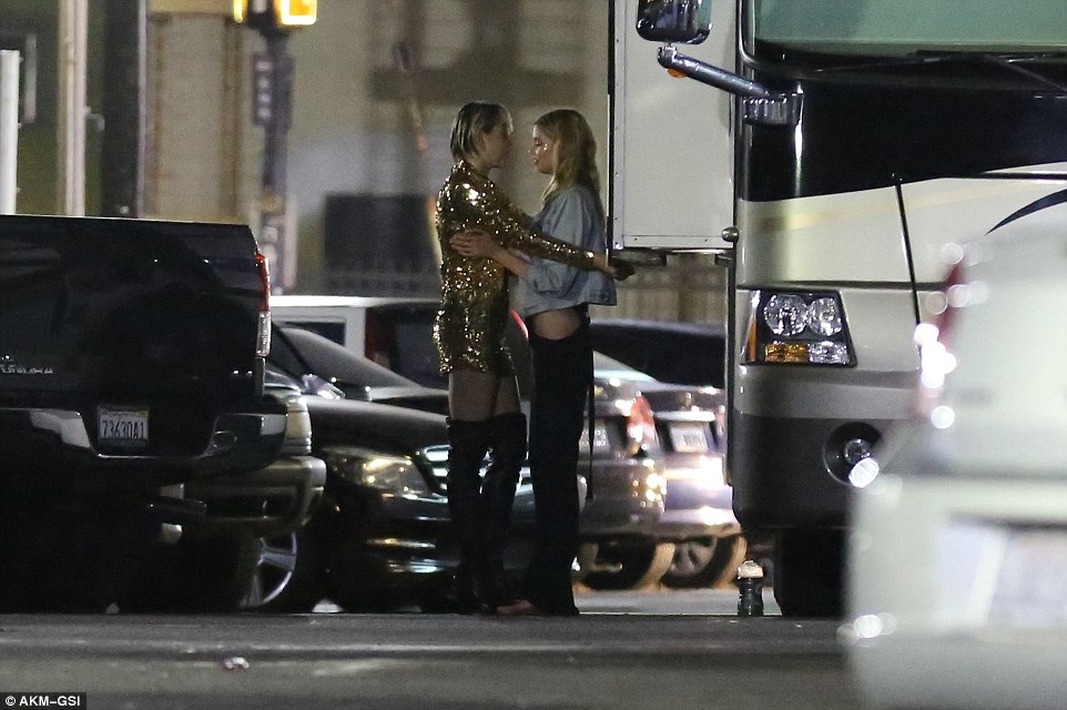 Miley Cyrus y Stella Maxwell. Foto: Daily Mail.