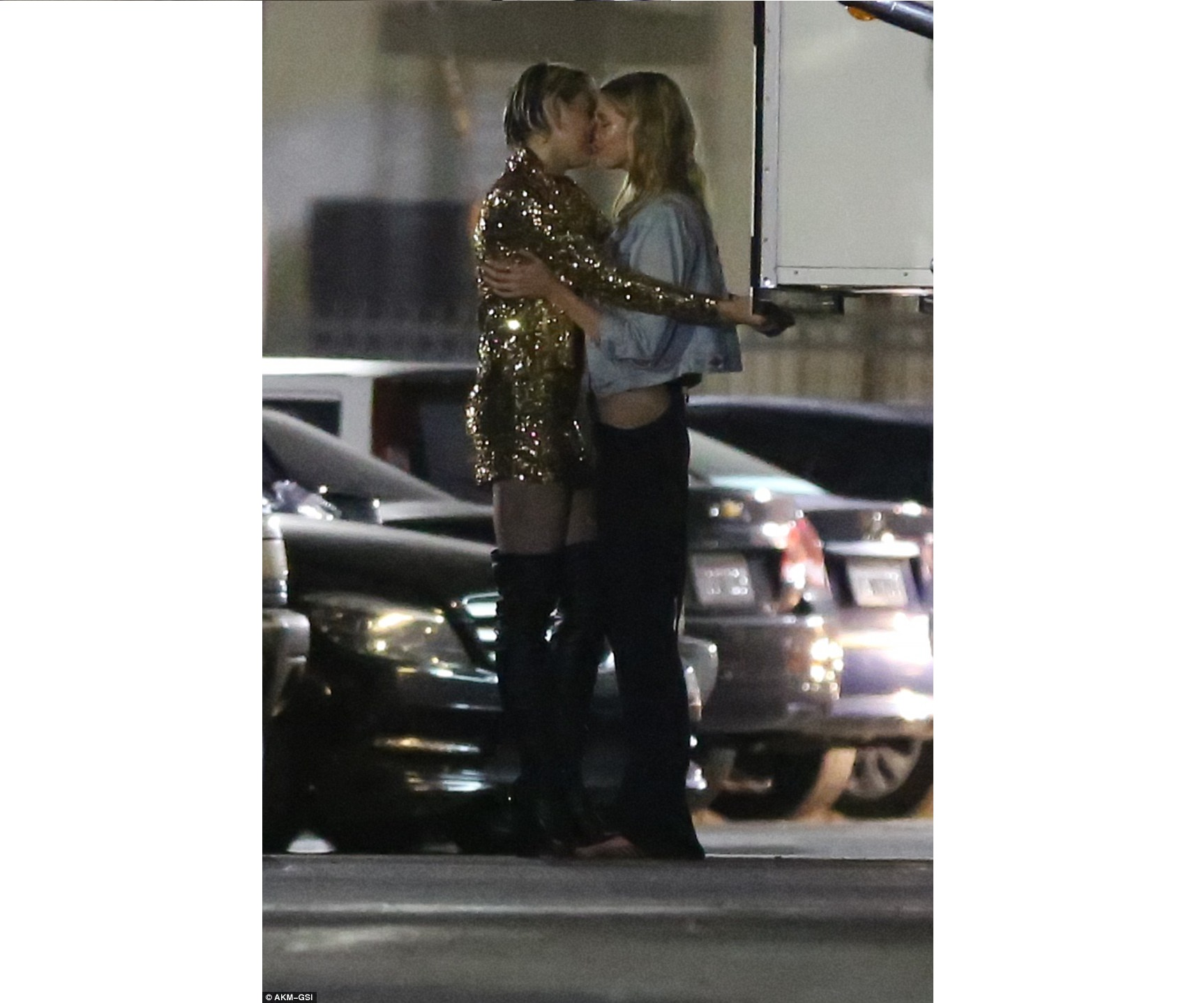 Miley Cyrus y Stella Maxwell. Foto: Daily Mail.