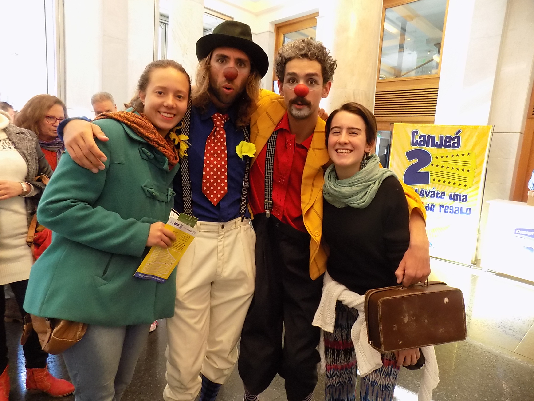 Melina Sosa y Clara Cardozo con los payasos previo al ingreso a Kolia.