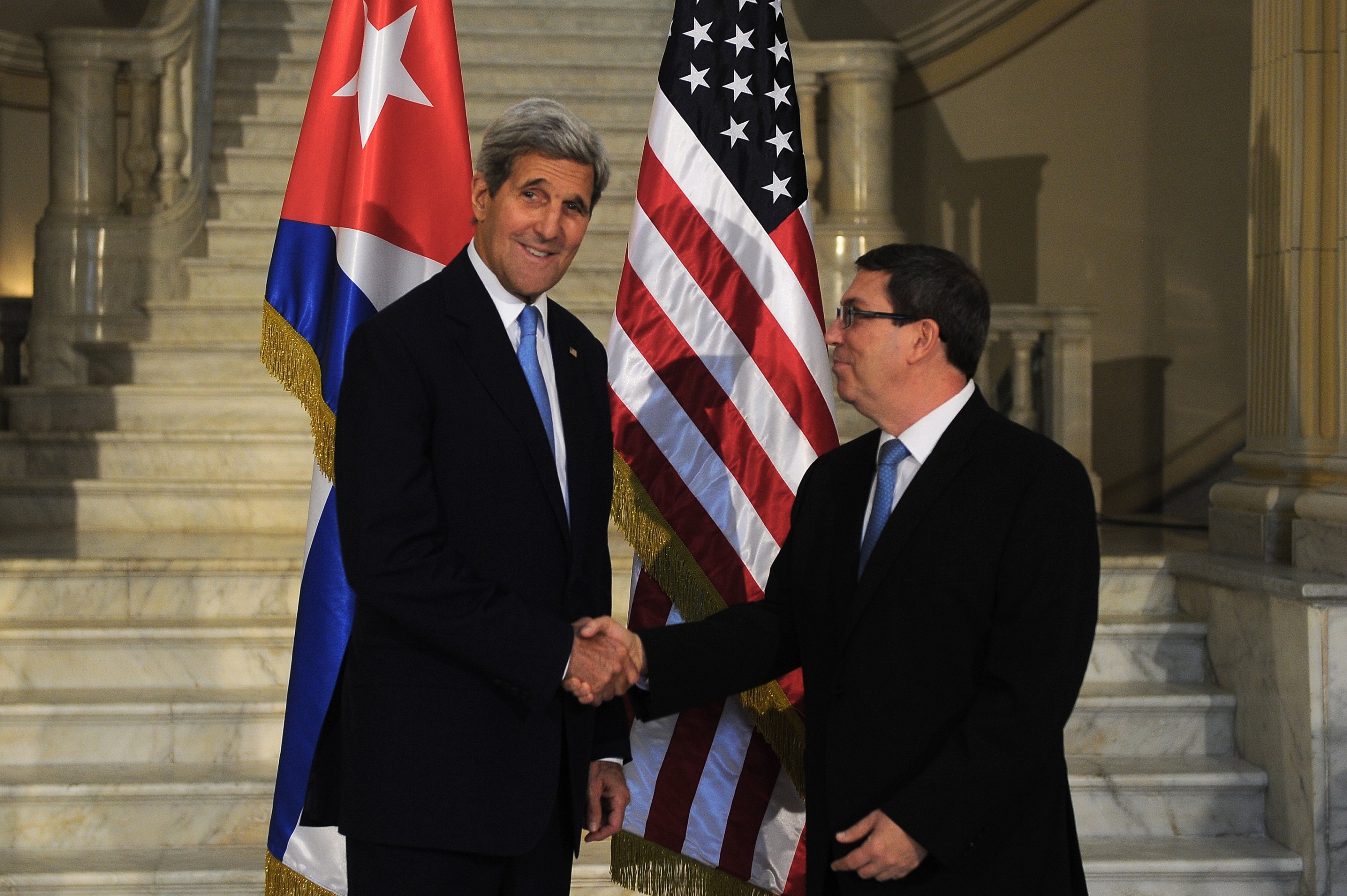 John Kerry y el canciller cubano Bruno Rodriguez. Foto: AFP