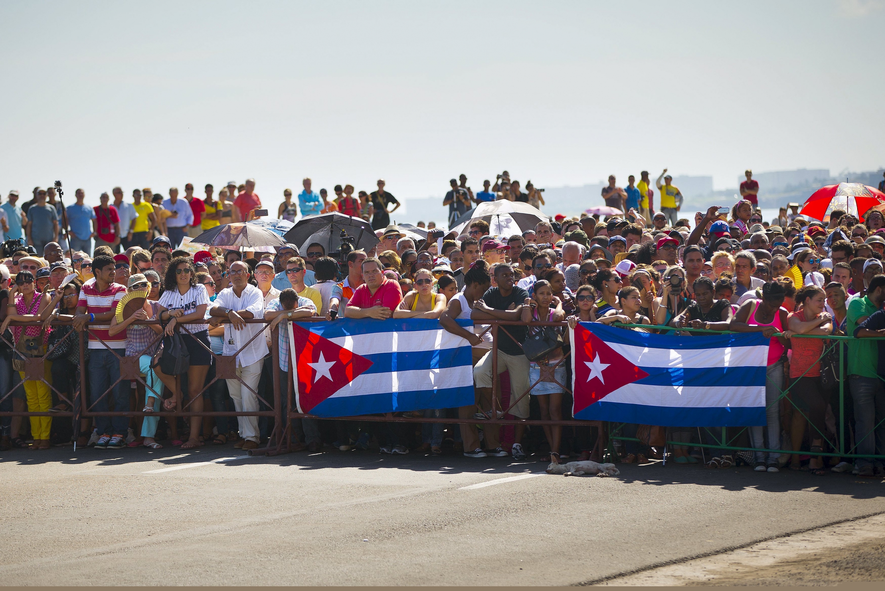 Cubanos apostados fuera de la embajada. Foto: Reuters.
