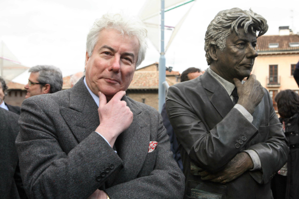 Ken Follett y su doble en hierro forjado.