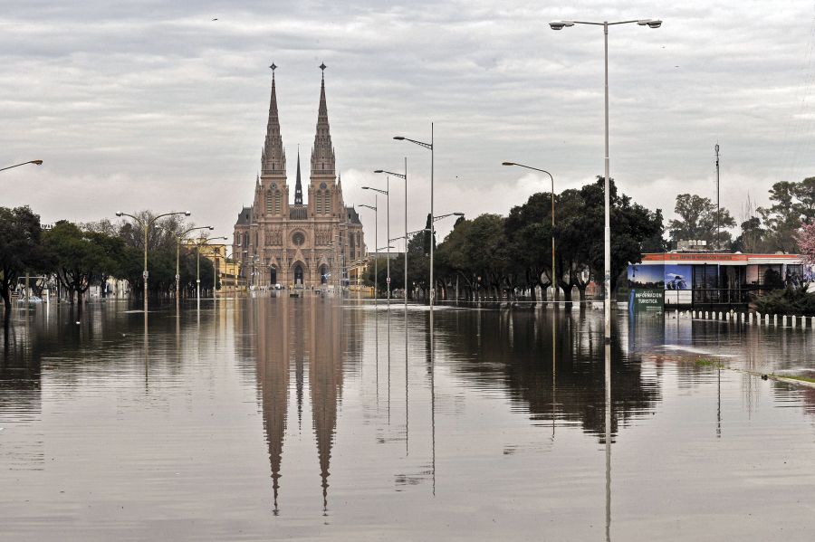 Hay evacuados en cuatro departamentos, campos inundados y árboles caídos. Foto: Reuters.