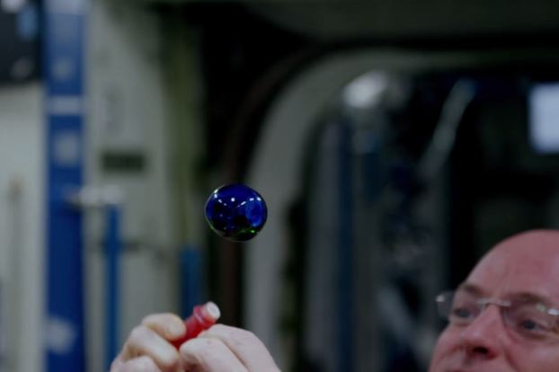 Experimentos con agua de la NASA en la Estación Espacial Internacional