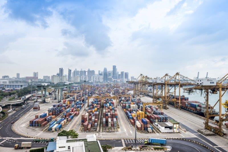 El eterno femenino de una imaginativa pintora