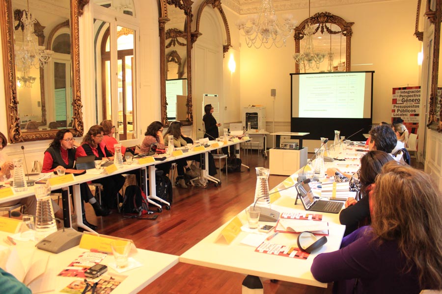 El eterno femenino de una imaginativa pintora