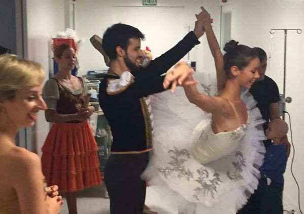 Bailarines del Sodre visitaron a los niños de la Pérez Scremini. Foto: Twitter @fpscremini