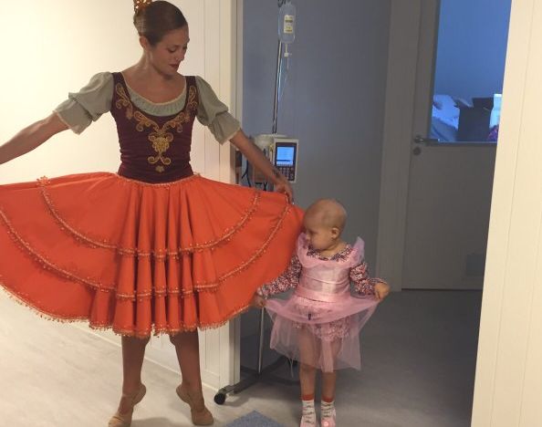 Bailarines del Sodre visitaron a los niños de la Pérez Scremini. Foto: Twitter @fpscremini