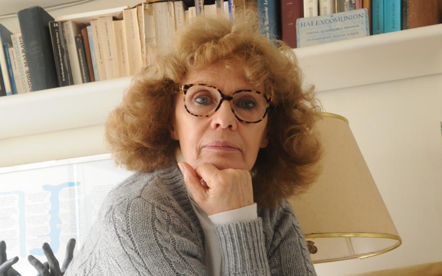 El eterno femenino de una imaginativa pintora