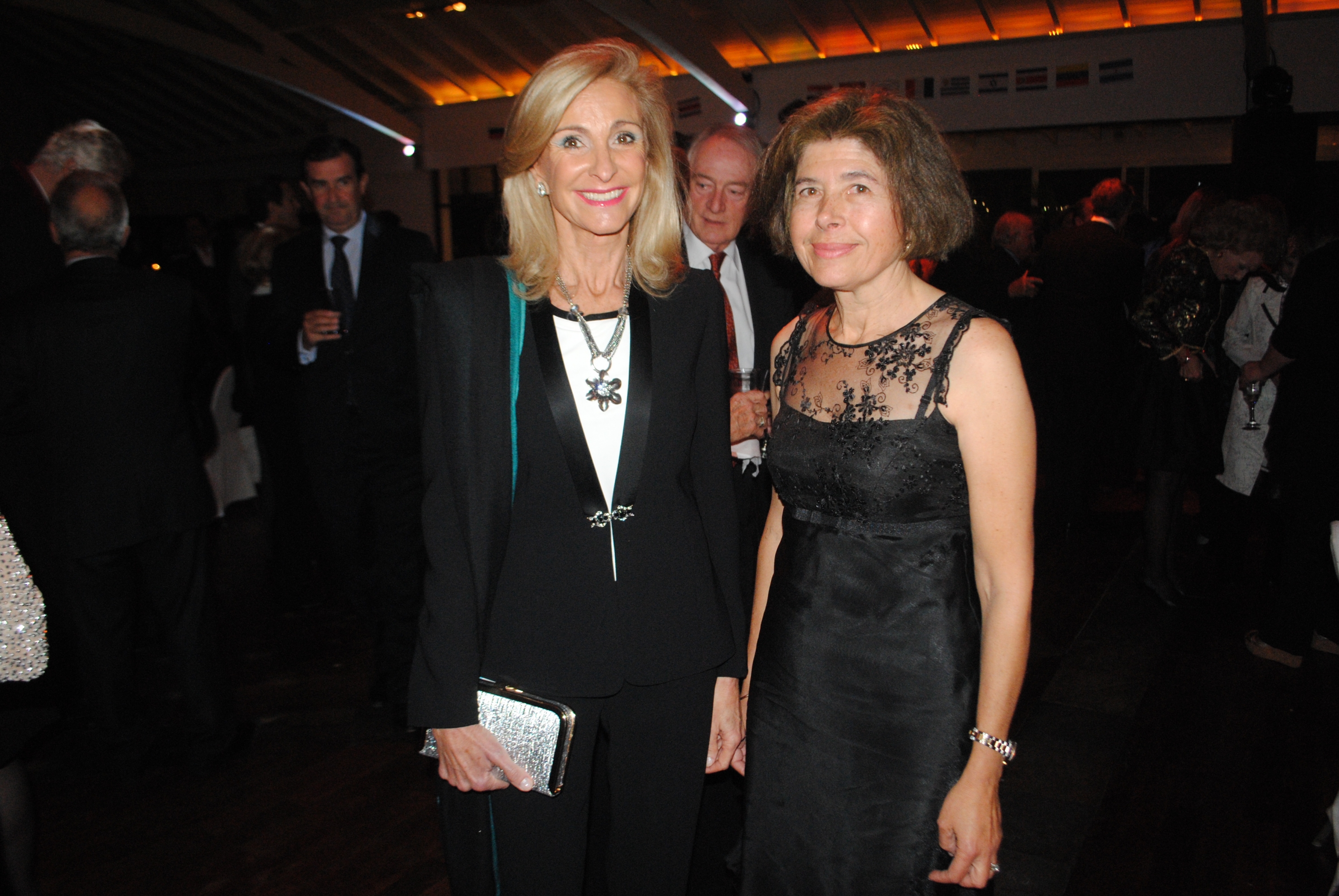 Vivian Morton, María del Luján Flores.