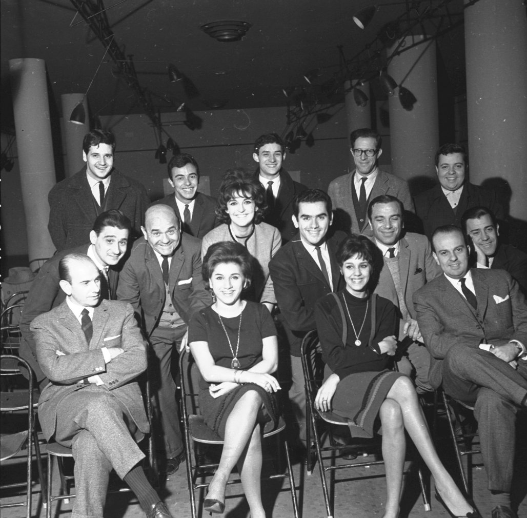 Daniel y Jorge Scheck con el elenco de Telecataplum en 1963 . Foto: Archivo El País