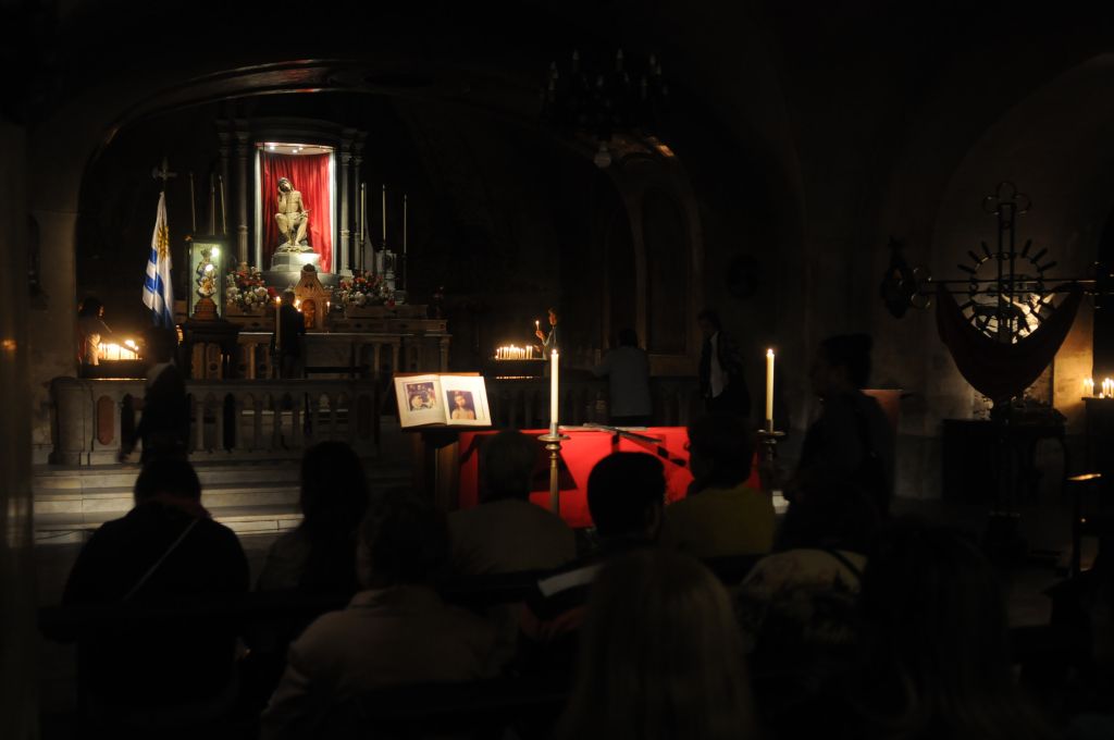 Procesión de las siete iglesias en Montevideo el viernes de Semana Santa de 2015. Foto: Francisco Flores.