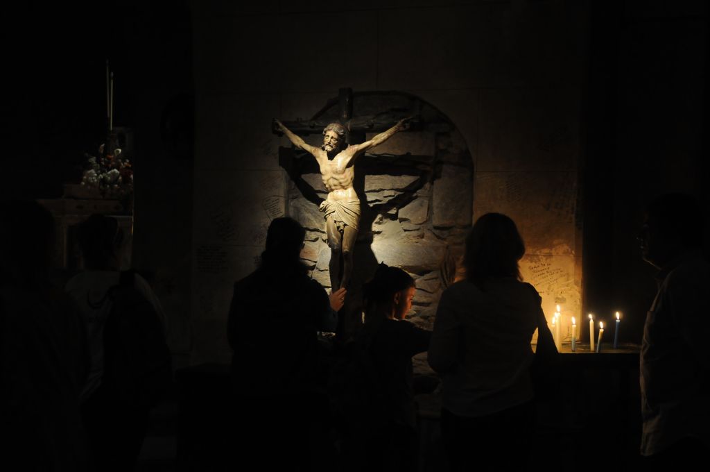 Procesión de las siete iglesias en Montevideo el viernes de Semana Santa de 2015. Foto: Francisco Flores.