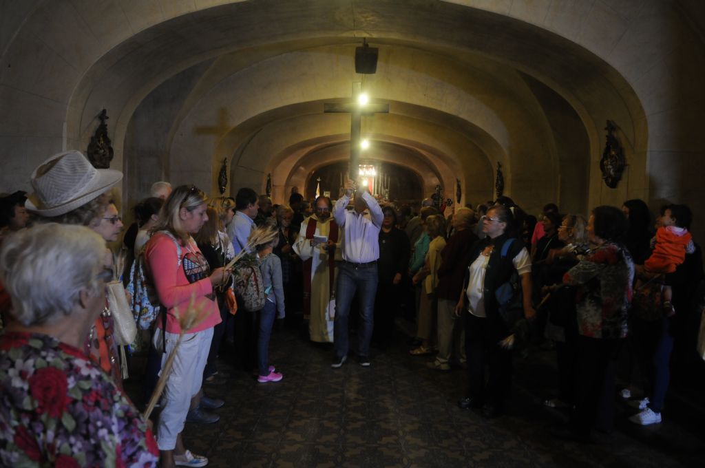 Procesión de las siete iglesias en Montevideo el viernes de Semana Santa de 2015. Foto: Francisco Flores.