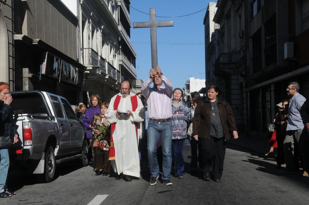 Procesión de las siete iglesias en Montevideo el viernes de Semana Santa de 2015. Foto: Francisco Flores.