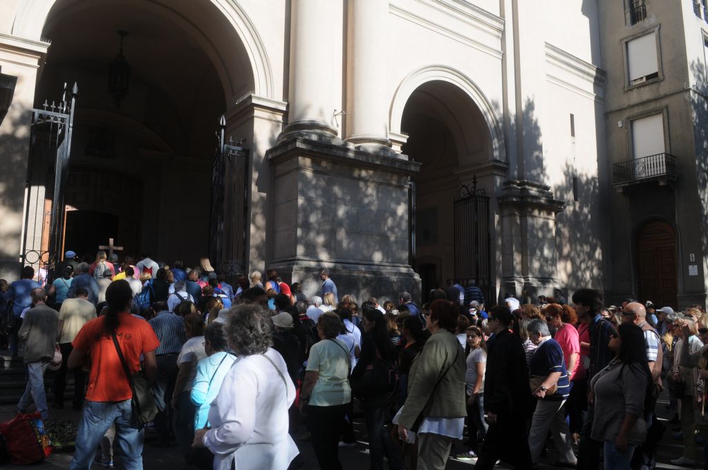 Procesión de las siete iglesias en Montevideo el viernes de Semana Santa de 2015. Foto: Francisco Flores.