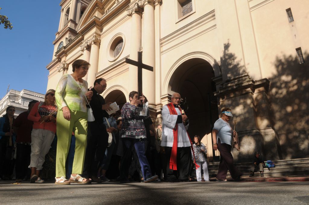 Procesión de las siete iglesias en Montevideo el viernes de Semana Santa de 2015. Foto: Francisco Flores.