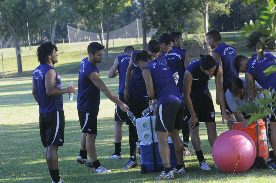 Sebastián Ariosa en la práctica de Defensor Sporting. Foto: Ariel Colmegna.