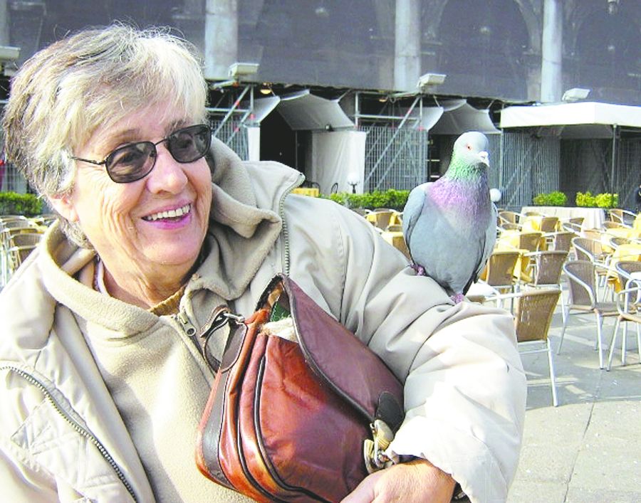 El eterno femenino de una imaginativa pintora