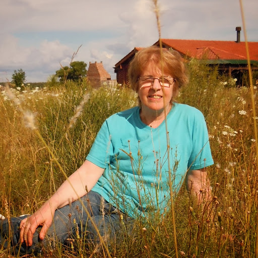 El eterno femenino de una imaginativa pintora