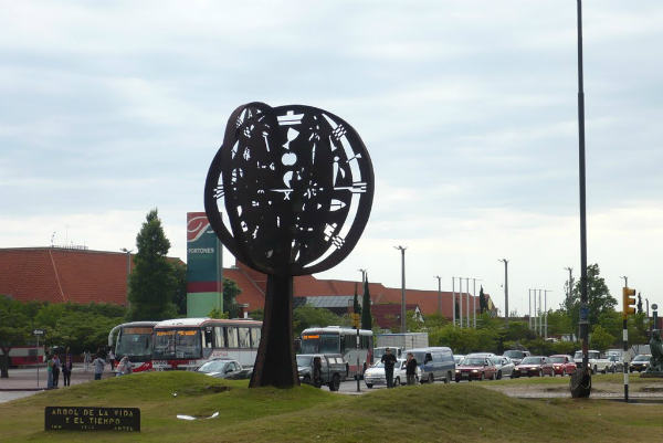 El árbol de la vida, de Mario Lorieto, en Avenida Italia y Bolivia.