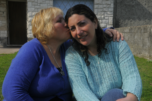 Susana Carballido movió cielo y tierra por Lorena, su hija afectada por esclerosis múltiple. (Foto: Ariel Colmegna)