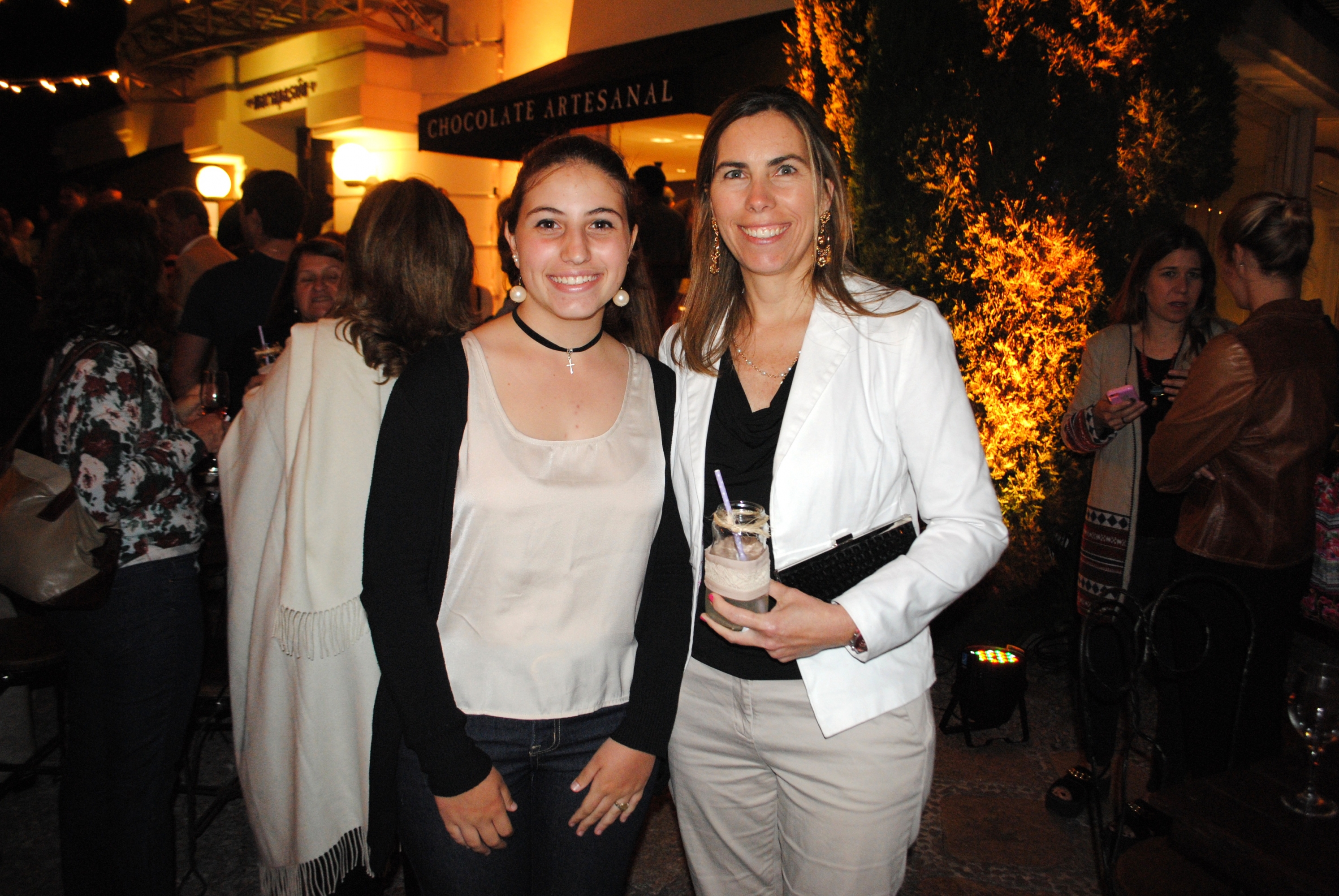 María Barrabino, Victoria Hobbins.