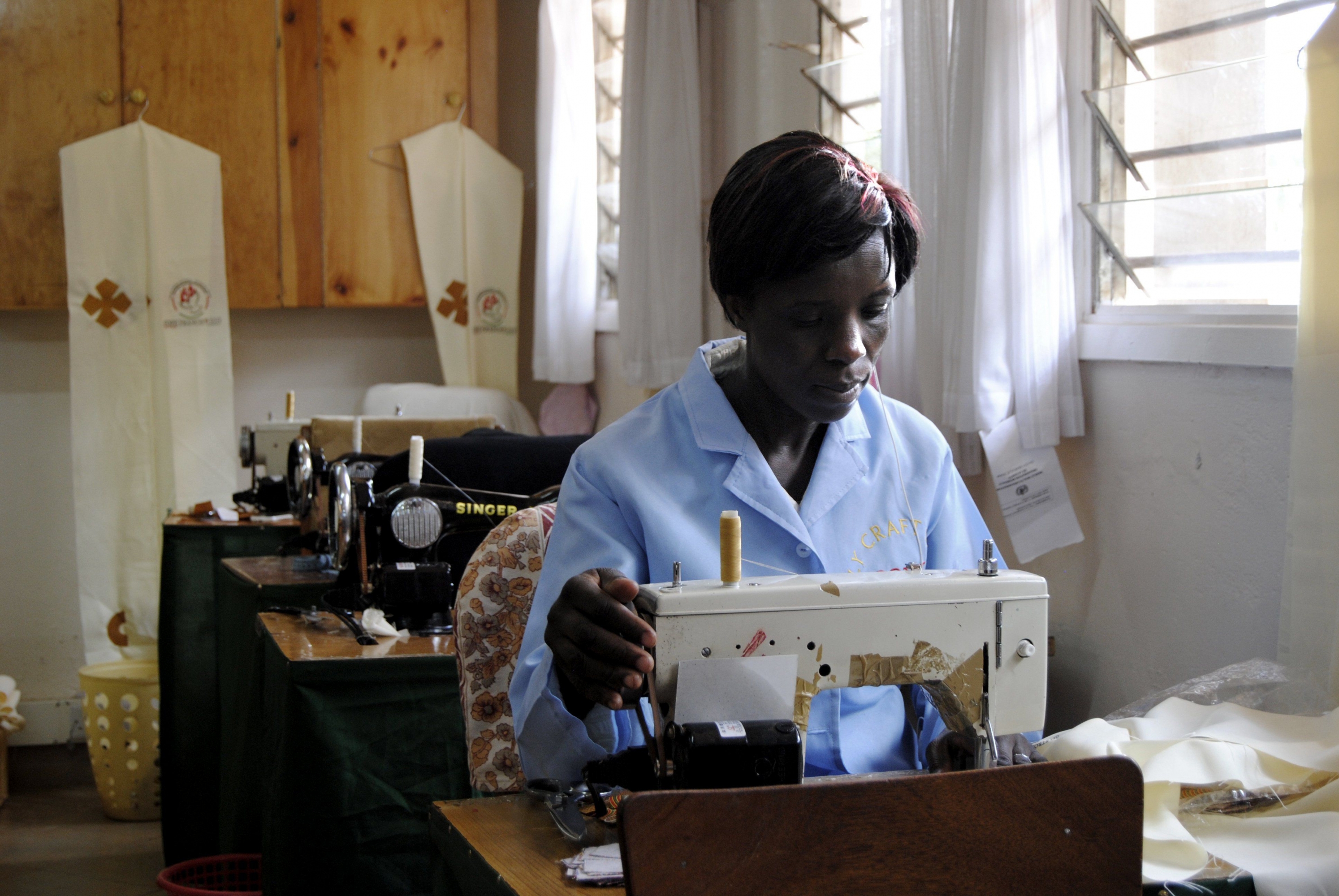 Desde hace dos meses en Kenia trabajan en el vestuario del papa Francisco. Foto: EFE
