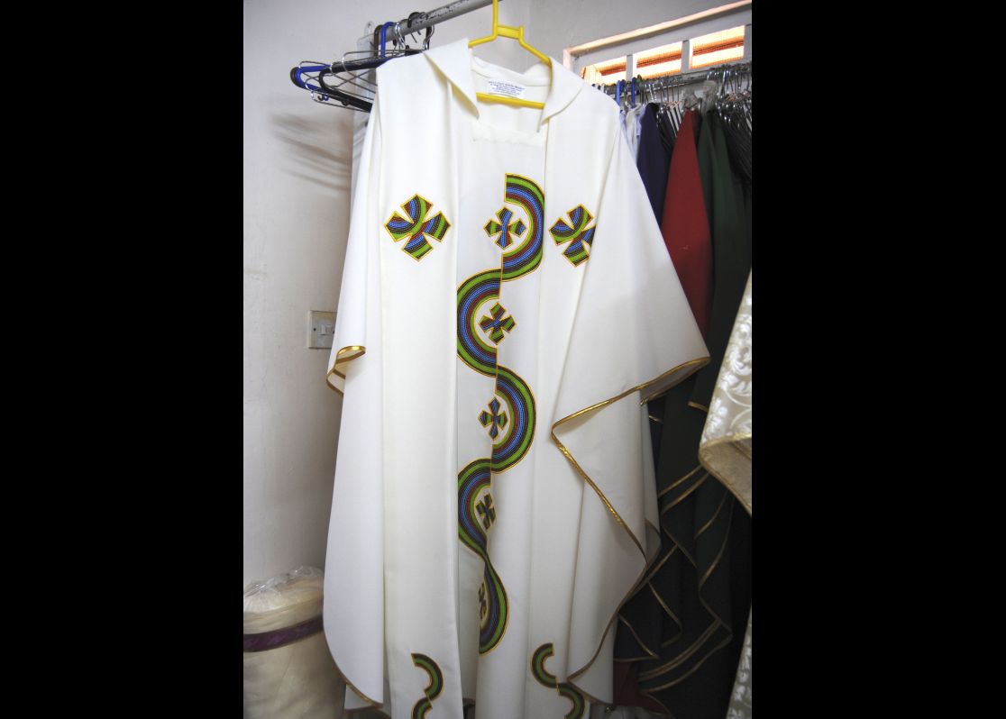 Desde hace dos meses en Kenia trabajan en el vestuario del papa Francisco. Foto: EFE