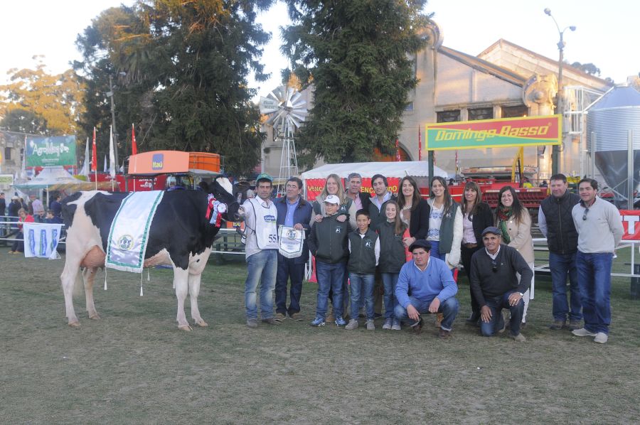 El eterno femenino de una imaginativa pintora