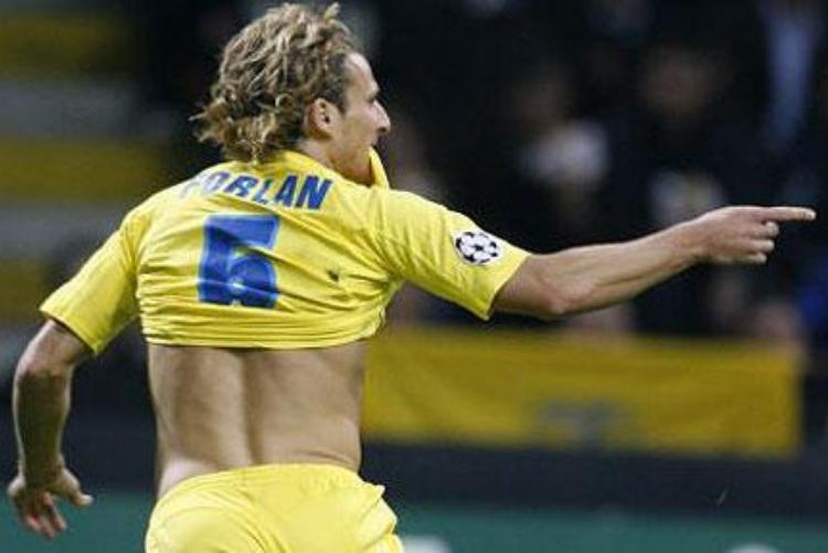 Diego Forlán, el último en realizarle un hat-trick al Barcelona, antes de Aduriz. Foto: Thelegraph.com