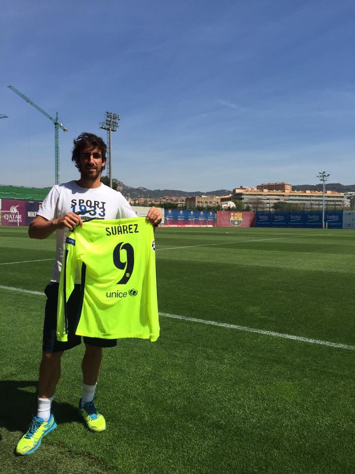Cuevas recibió la camiseta del Barca
