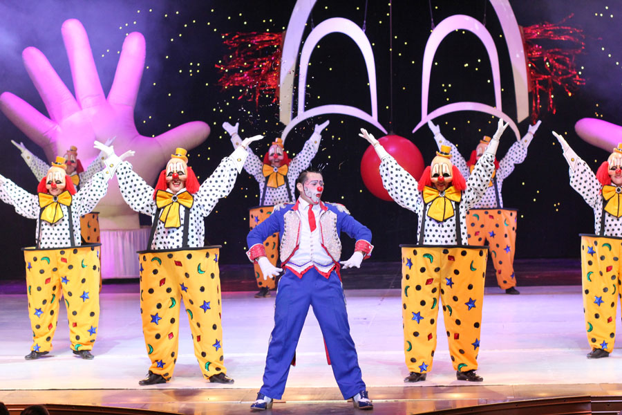 El eterno femenino de una imaginativa pintora