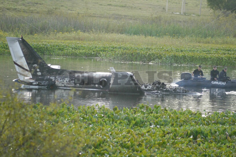 Rescate de avión estrellado en Laguna del Sauce. Foto: Ricardo Figueredo.