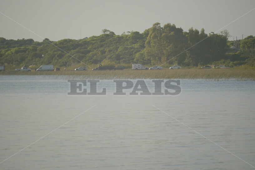 Rescate de avión estrellado en Laguna del Sauce. Foto: Ricardo Figueredo.