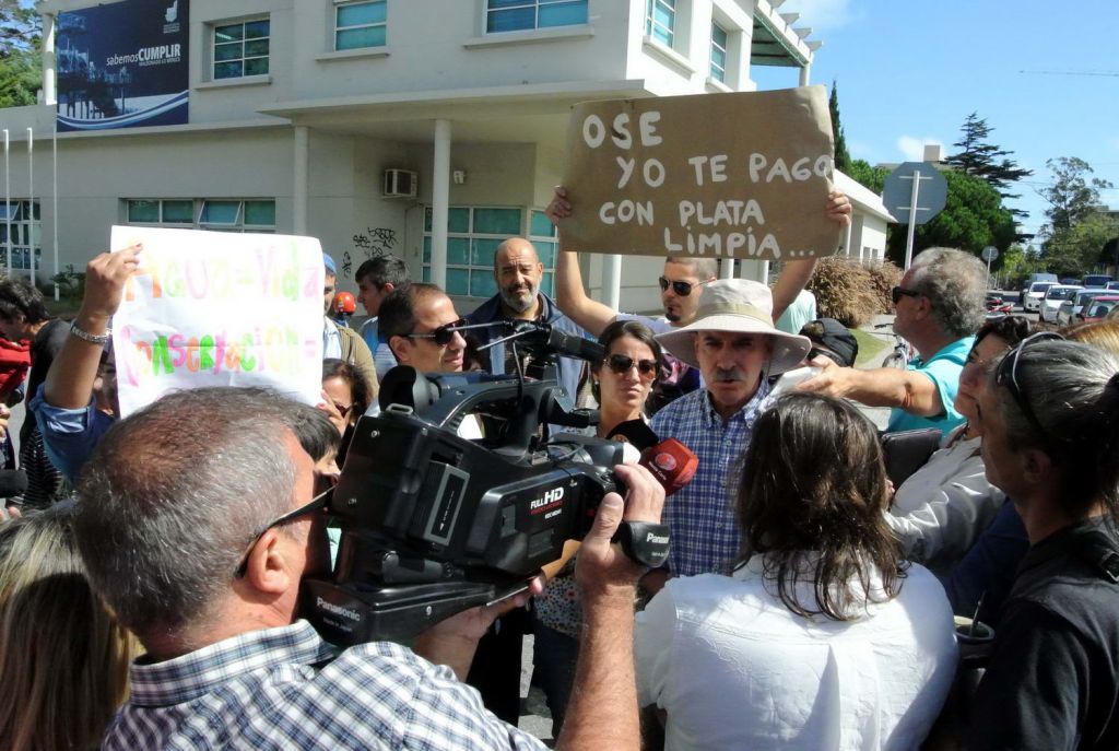 Vecinos de Maldonado se manifestaron por mala calidad del agua potable el 27 de marzo de 2015. Foto: Ricardo Figueredo.