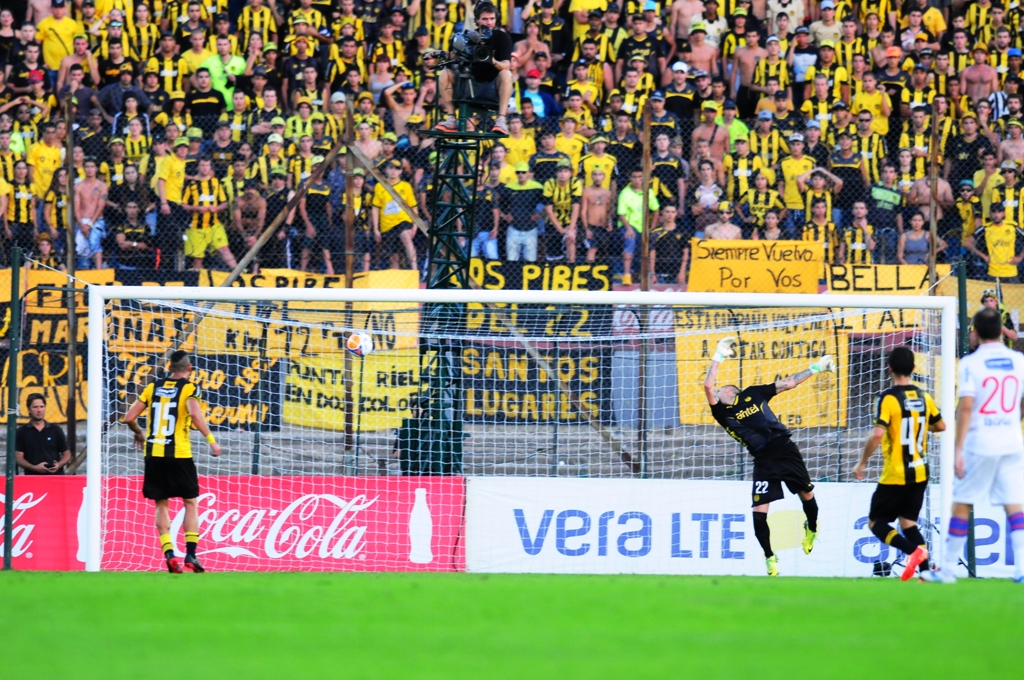 La pelota superó a Migliore y se estrelló en la red. Foto: Fotografía El País.