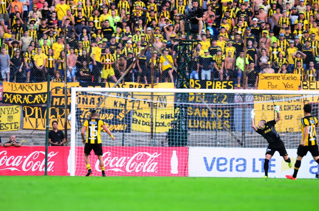 La pelota superó a Migliore y se estrelló en la red. Foto: Fotografía El País.