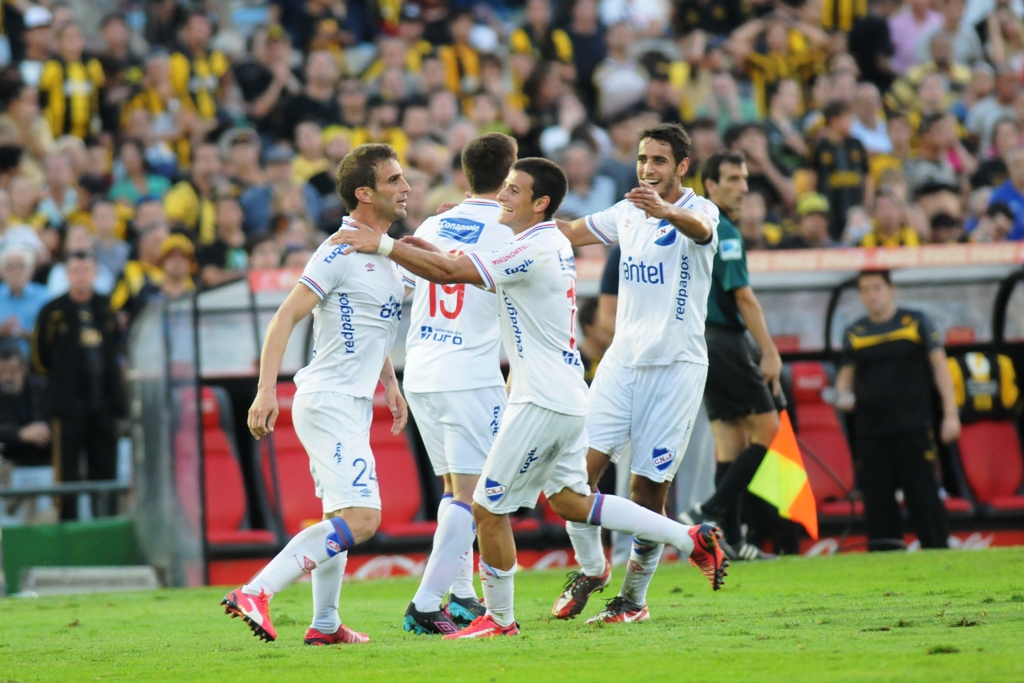 Alonso lo festejó con rabia señalando a la tribuna. Foto: Fotografía El País.