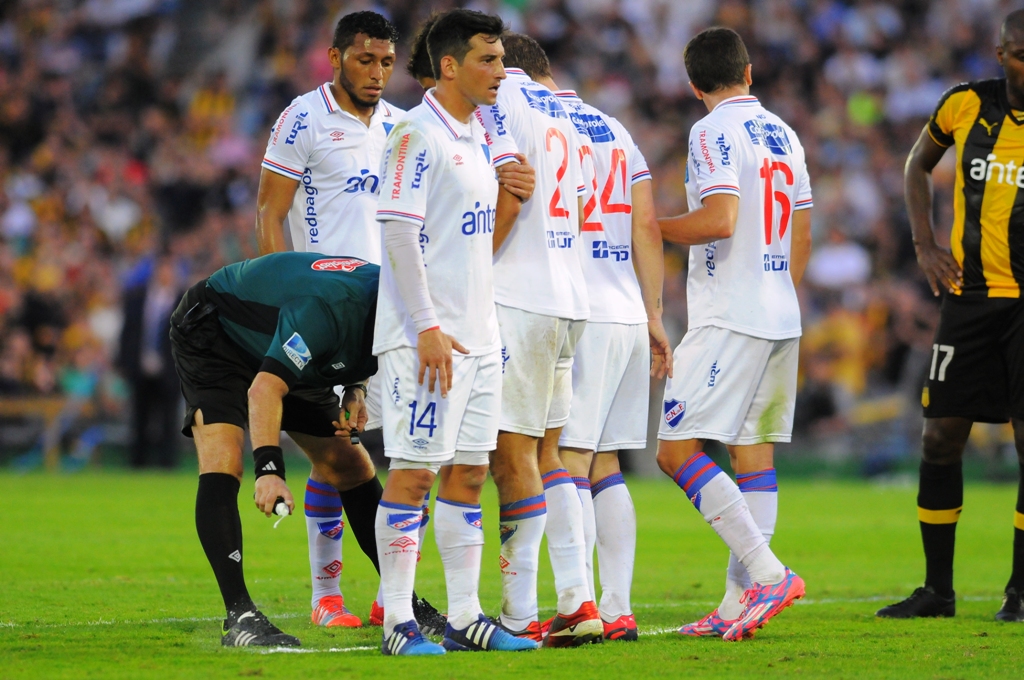 Ubríaco utilizó el spray para marcar la barrera. Foto: Fotografía El País.